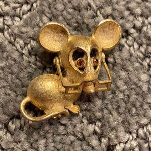 Vintage “granny” mouse pin with movable glasses.